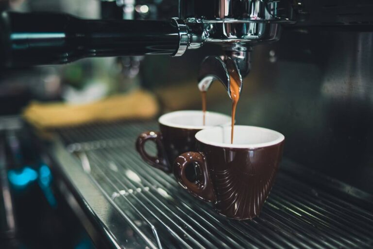Cupping – jak wygląda profesjonalna degustacja kawy?